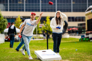 密歇根州立大学丹佛 students playing corn hole